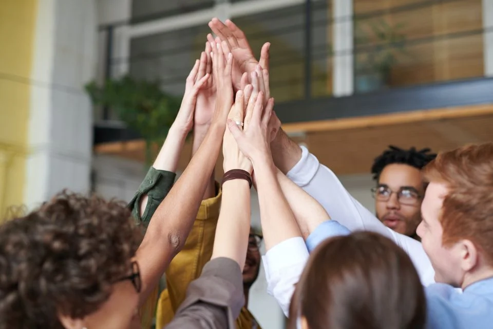 6 Quick Ways to Boost Teamwork Through Non-Verbal Communication